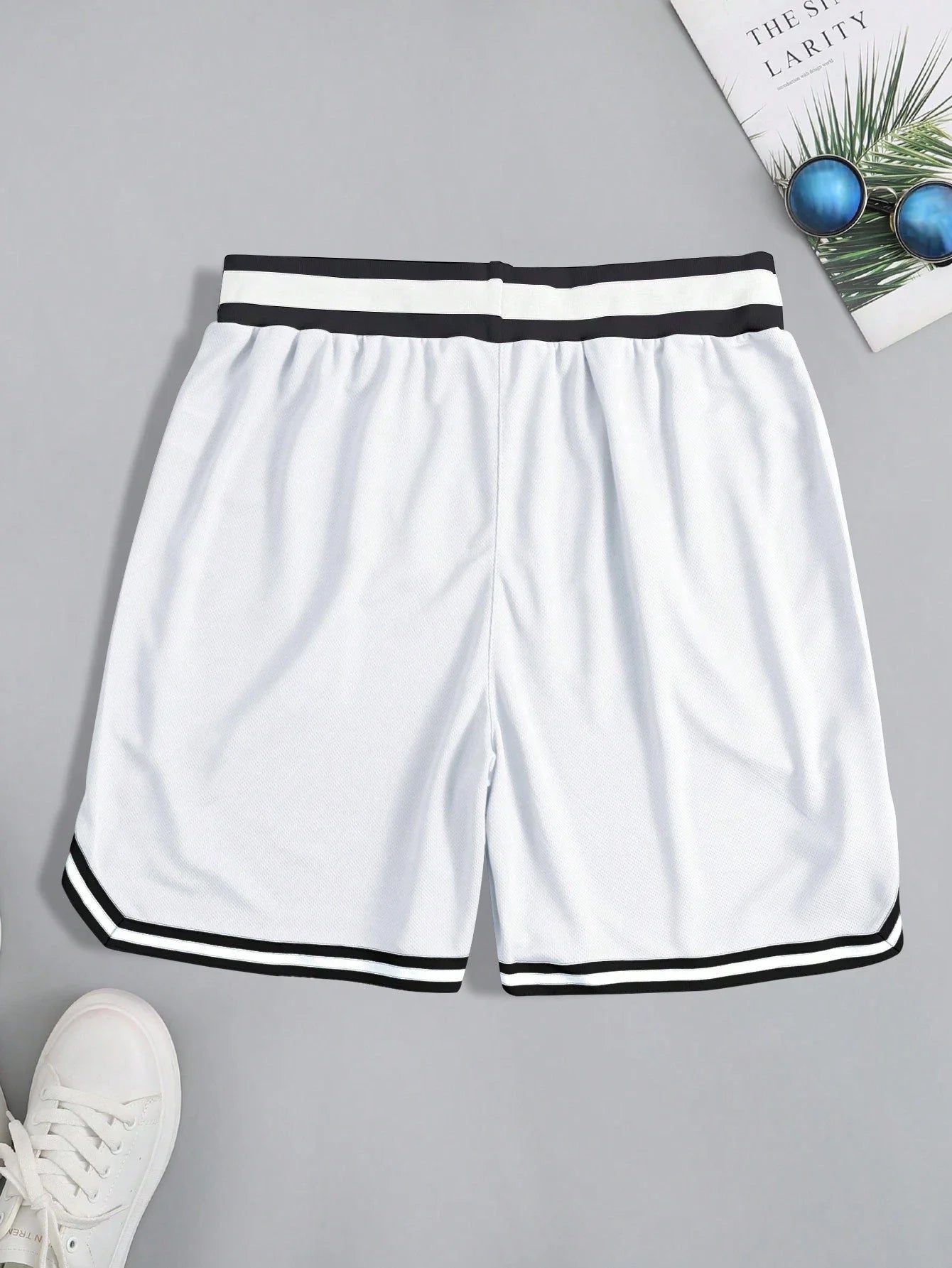 Men Letter Graphic Striped Trim Drawstring Waist Shorts