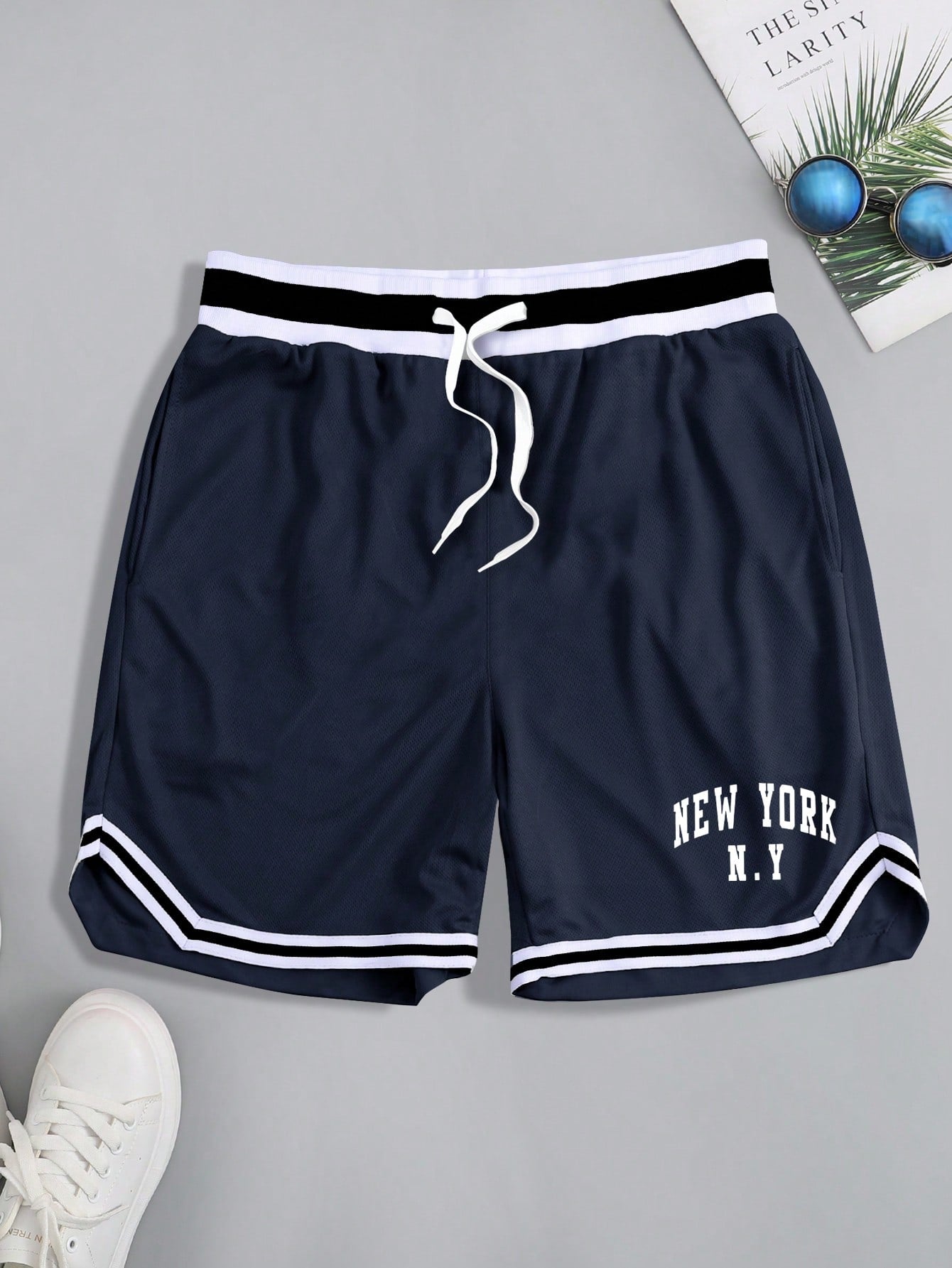 Men Letter Graphic Striped Trim Drawstring Waist Shorts